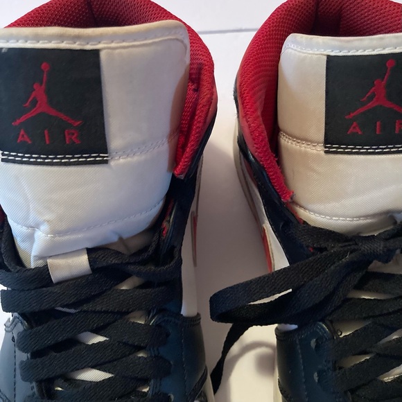 Nike Air Jordan SZ 7.5 Black and White Sneakers with Red Accents - Picture 1 of 9